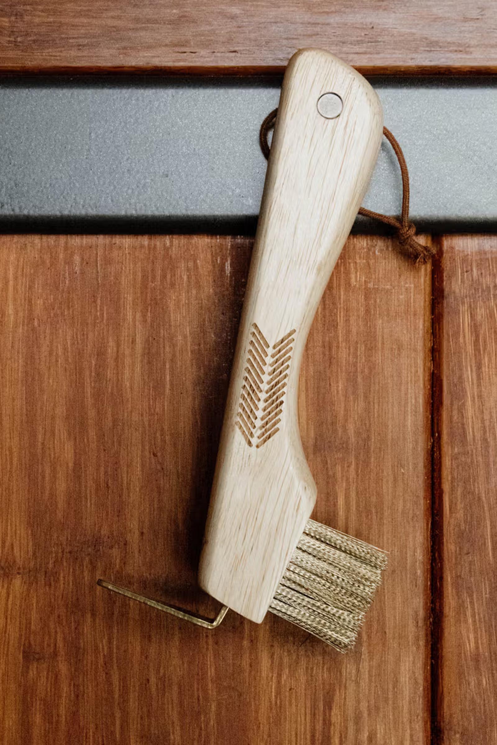Grooming Deluxe Hoof Pick With Metal Bristle & Magnet